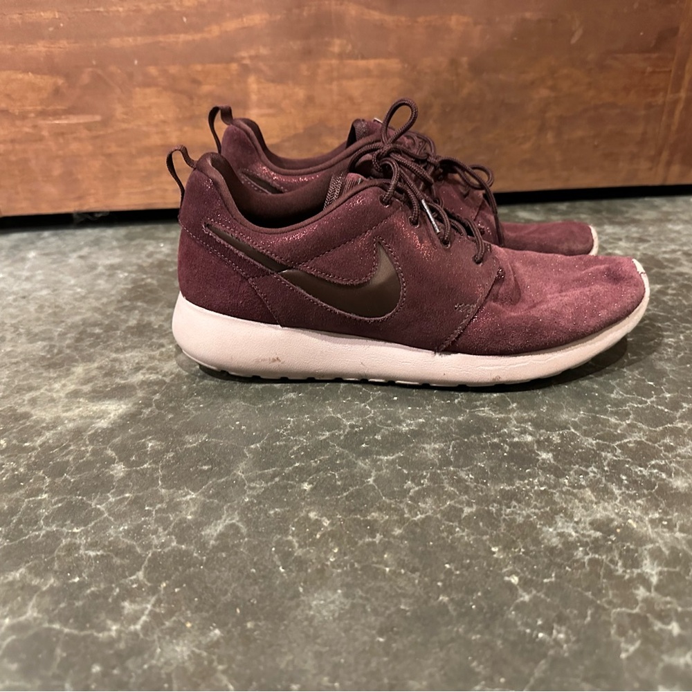 Nike Roshe One Premium Metallic Mahogany Shoes Women's Size 8.5 maroon